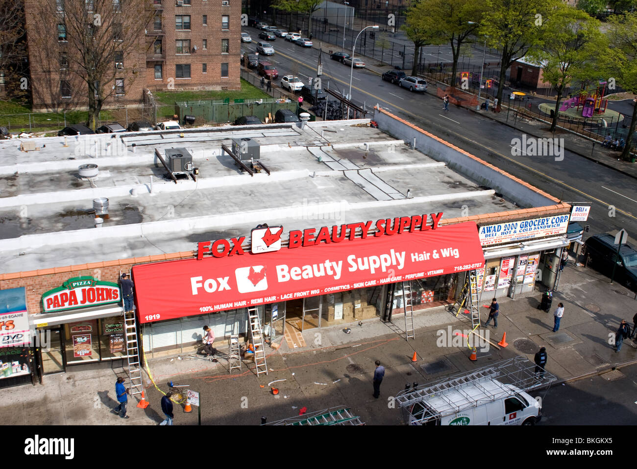 L'installation de nouveaux travailleurs de signer de nouveaux contrats sur Nostrand Avenue à Flatbush, Brooklyn, NYC Banque D'Images