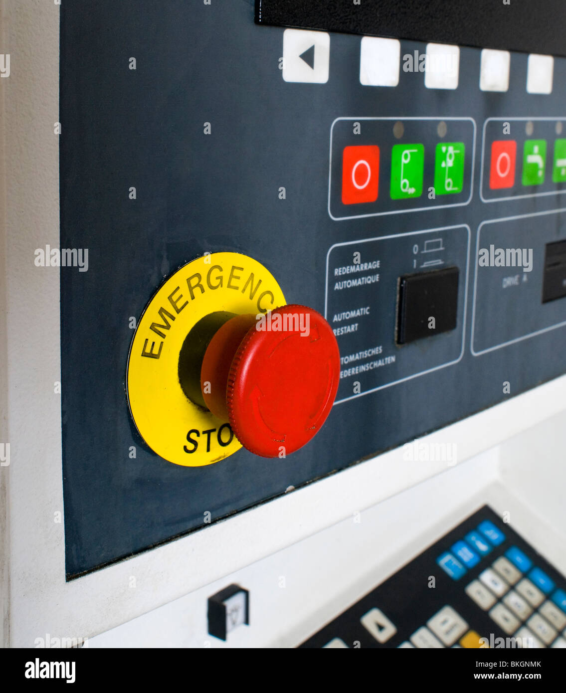 Emergency stop button Banque de photographies et d’images à haute ...