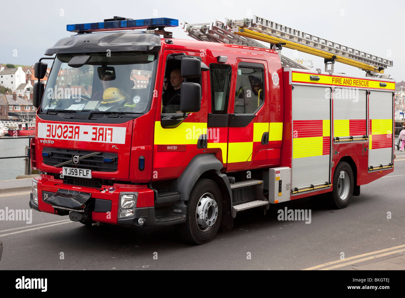 Whitby Fire & Rescue Engine, camion d'incendie rouge, camion d'incendie d'urgence, transport, équipement, camion d'incendie Volvo dans le Yorkshire, Royaume-Uni Banque D'Images