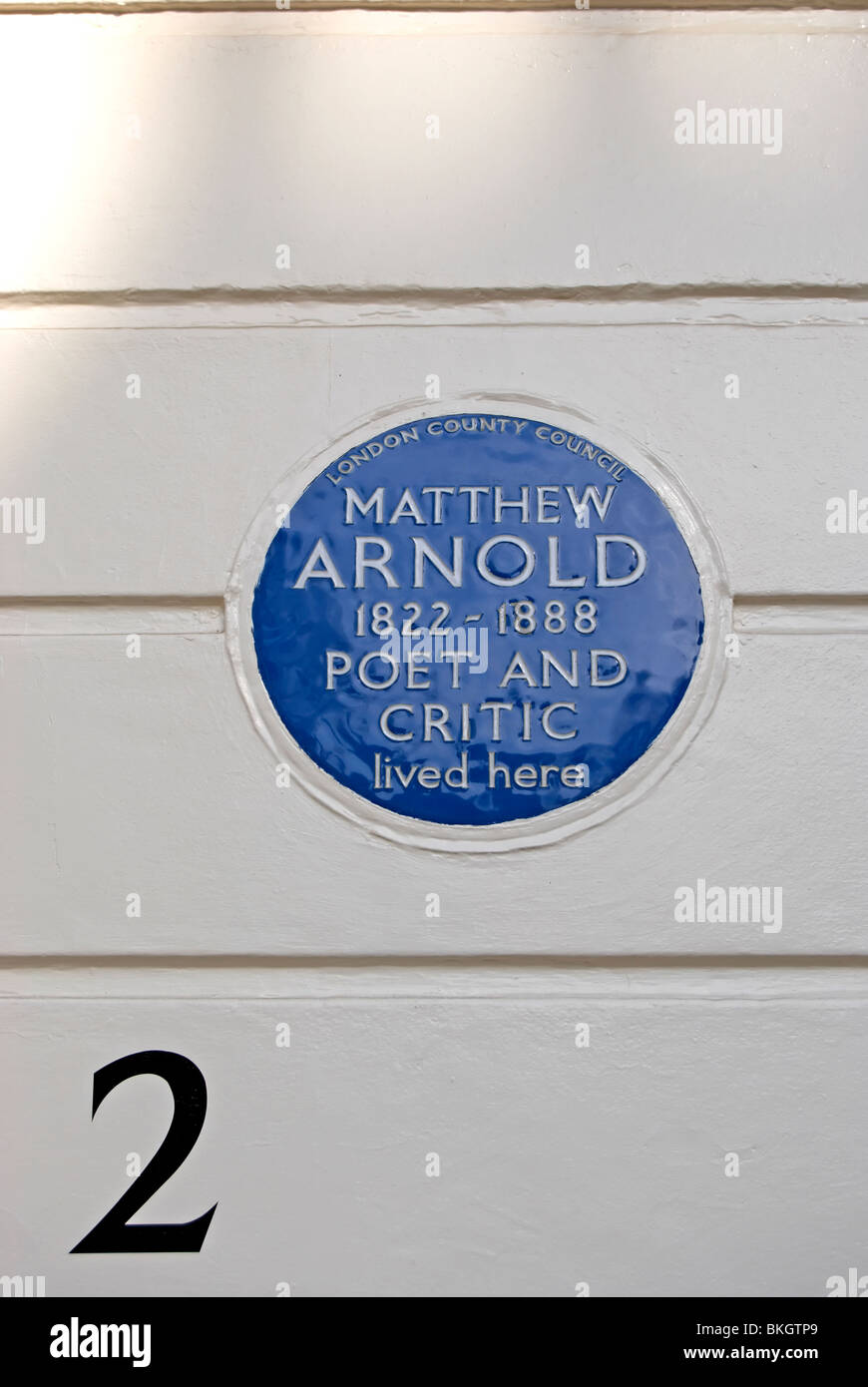 Le london county council blue plaque marquant un accueil de poète et critique Matthew Arnold, à Chester rangée, Belgravia, Londres, Angleterre Banque D'Images