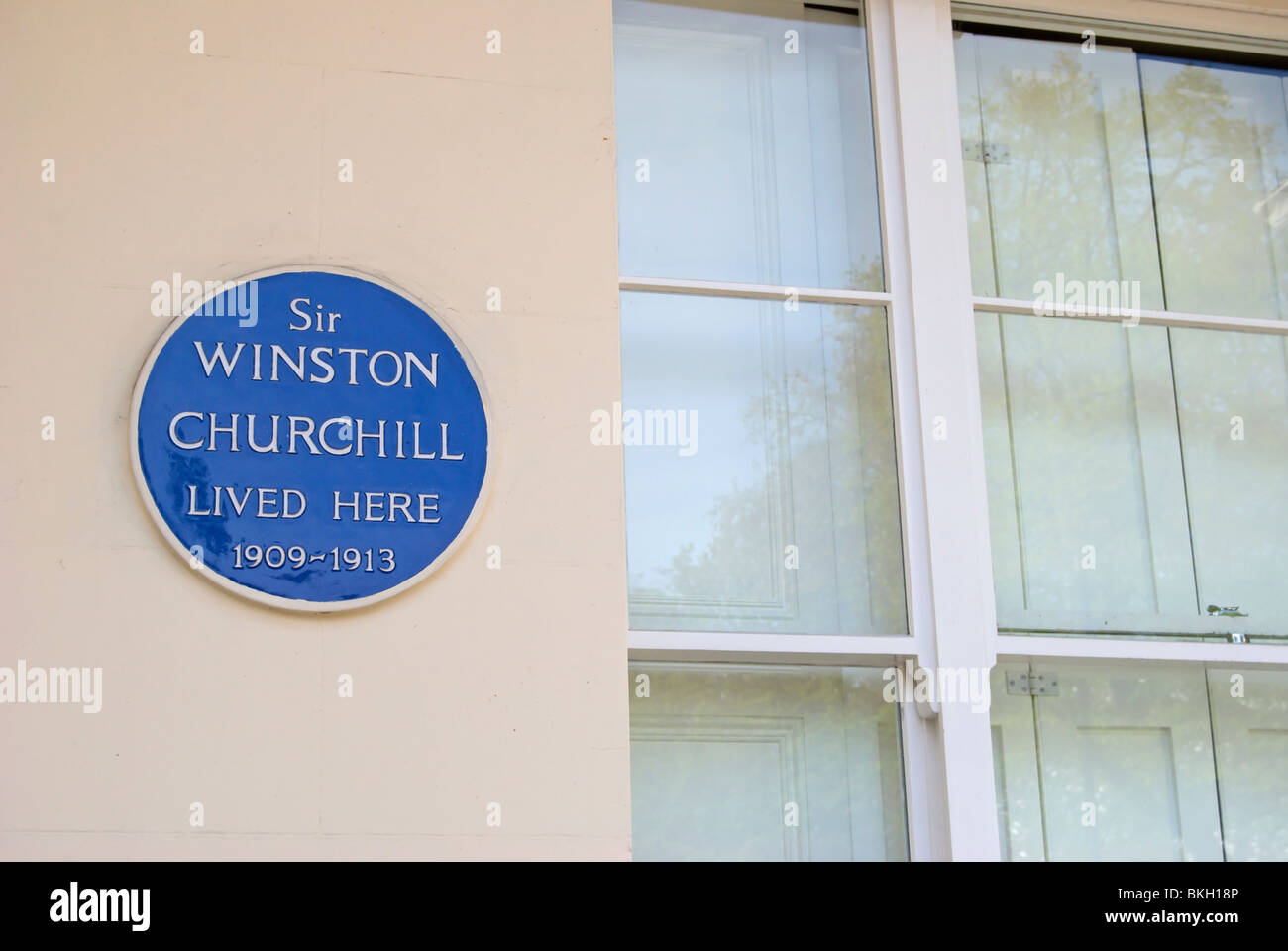 Blue plaque marquant une ancienne maison, de 1909 à 1913, de sir Winston Churchill, dans Eccleston Square, Londres, Angleterre Banque D'Images