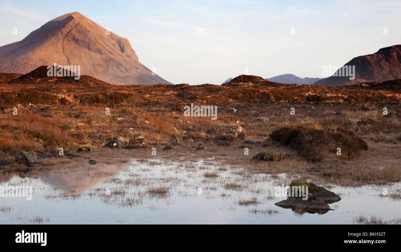 Marsco des Cullins rouge prises de Sligachan . Banque D'Images