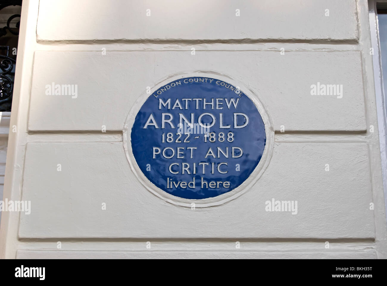 Le london county council blue plaque marquant un accueil de poète et critique Matthew Arnold, à Chester rangée, Belgravia, Londres, Angleterre Banque D'Images