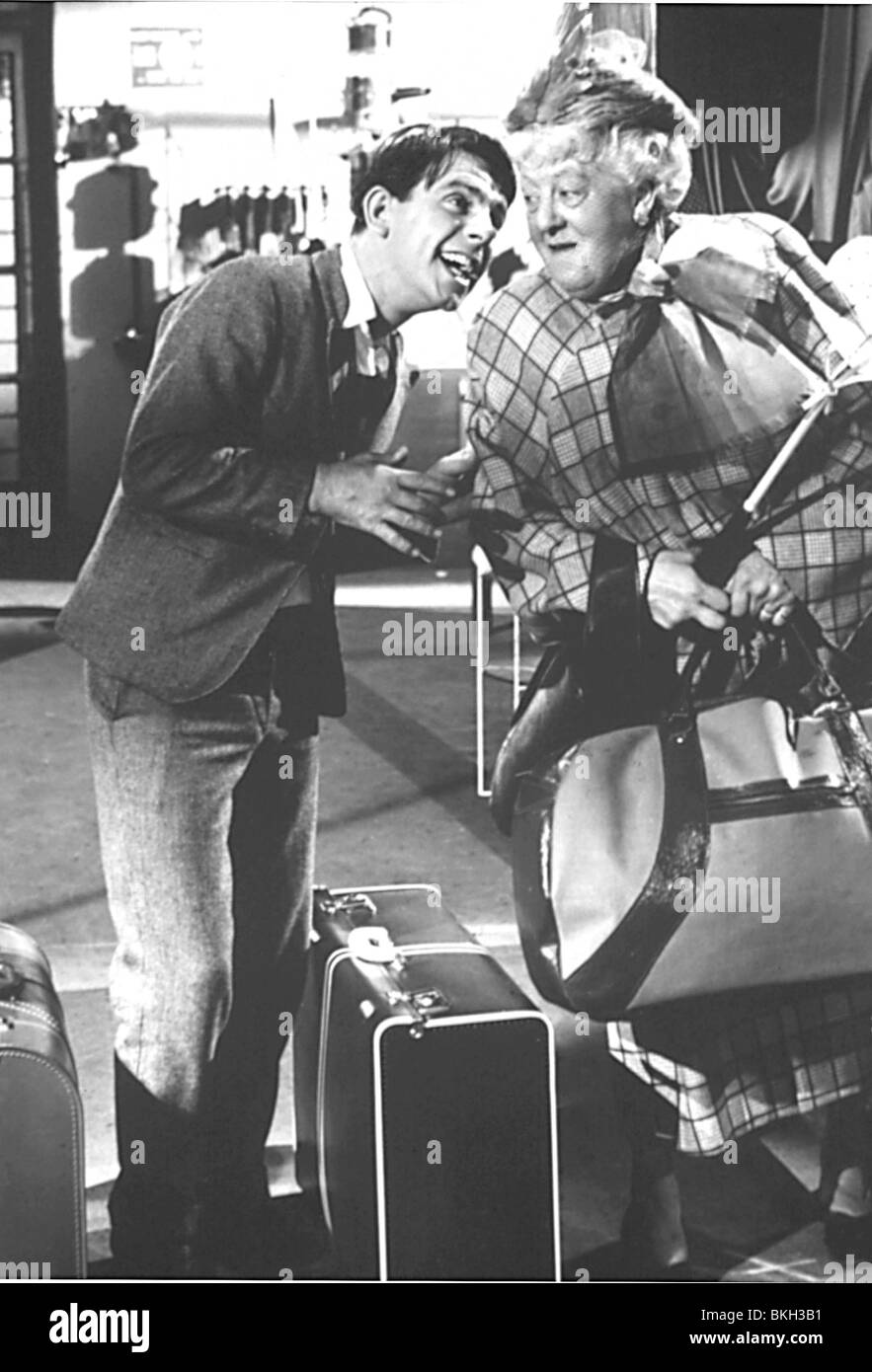 TROUBLE IN STORE (1953) NORMAN SAGESSE, MARGARET RUTHERFORD TBIS 009 Banque D'Images