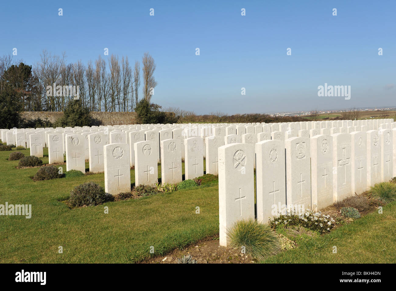 Des centaines de pierres tombales dans les interminables rangées dans un cimetière de la Première Guerre mondiale en France. Image prise à Terlincthun près de Boulogne. Banque D'Images