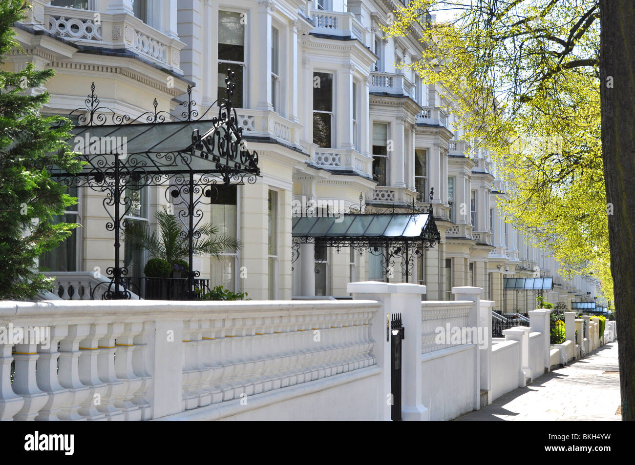 Holland Park-une rue de maisons de luxe dans la région de West London UK Banque D'Images