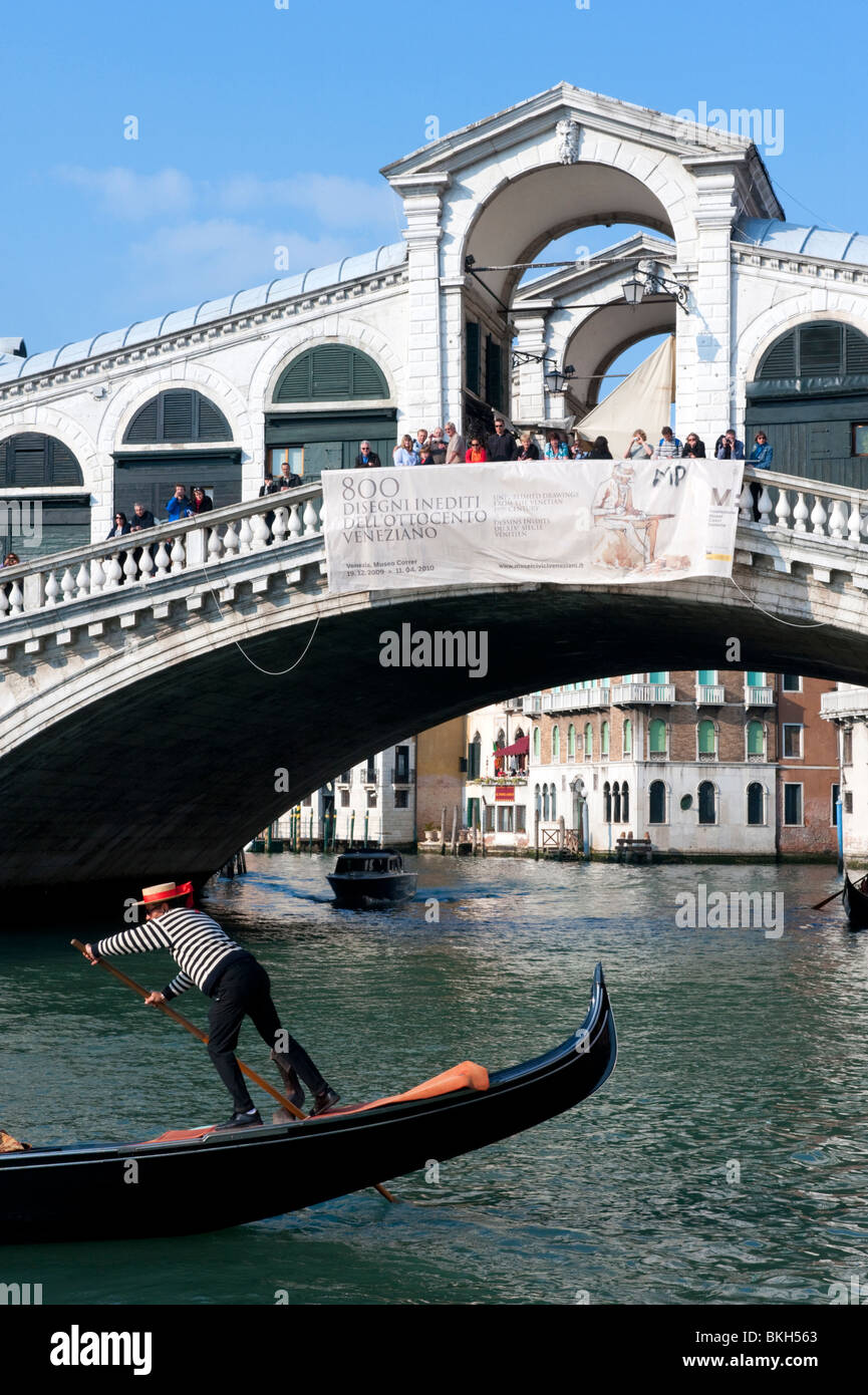 Gondole et son Gondolier sur le Grand Canal au pont du Rialto à Venise Italie Banque D'Images