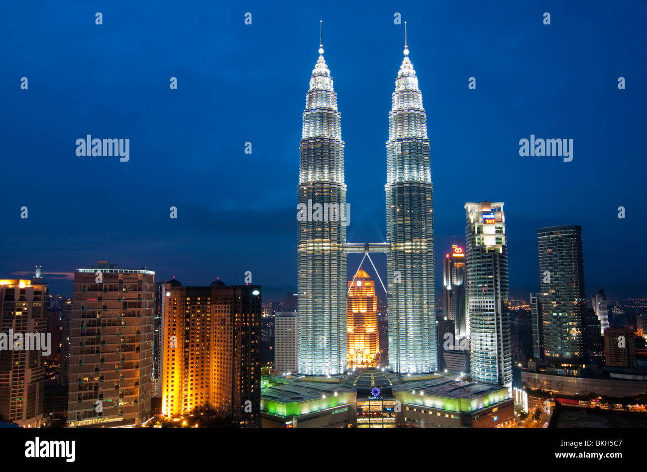 Les Tours Petronas à Kuala Lumpur la nuit Banque D'Images