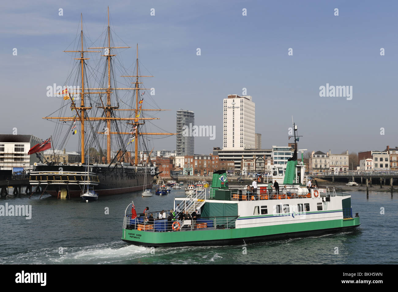 Le Gosport ferry Portsmouth arrive à quai et passe le HMS Warrior, Portsmouth, Hampshire Banque D'Images