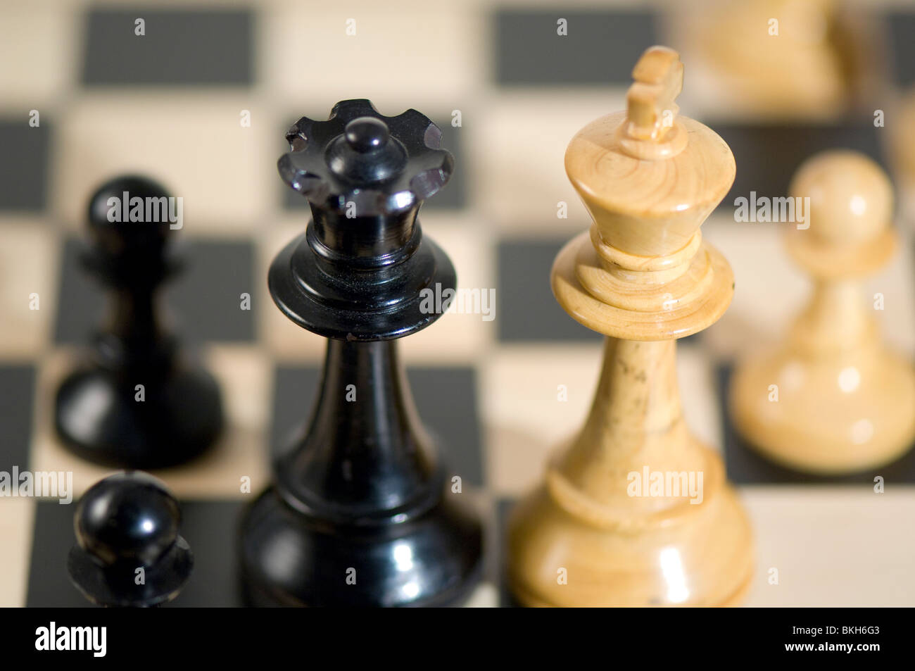 Les échecs. Vérifier la reine noire. Le roi blanc est mis en échec par la reine noire Banque D'Images