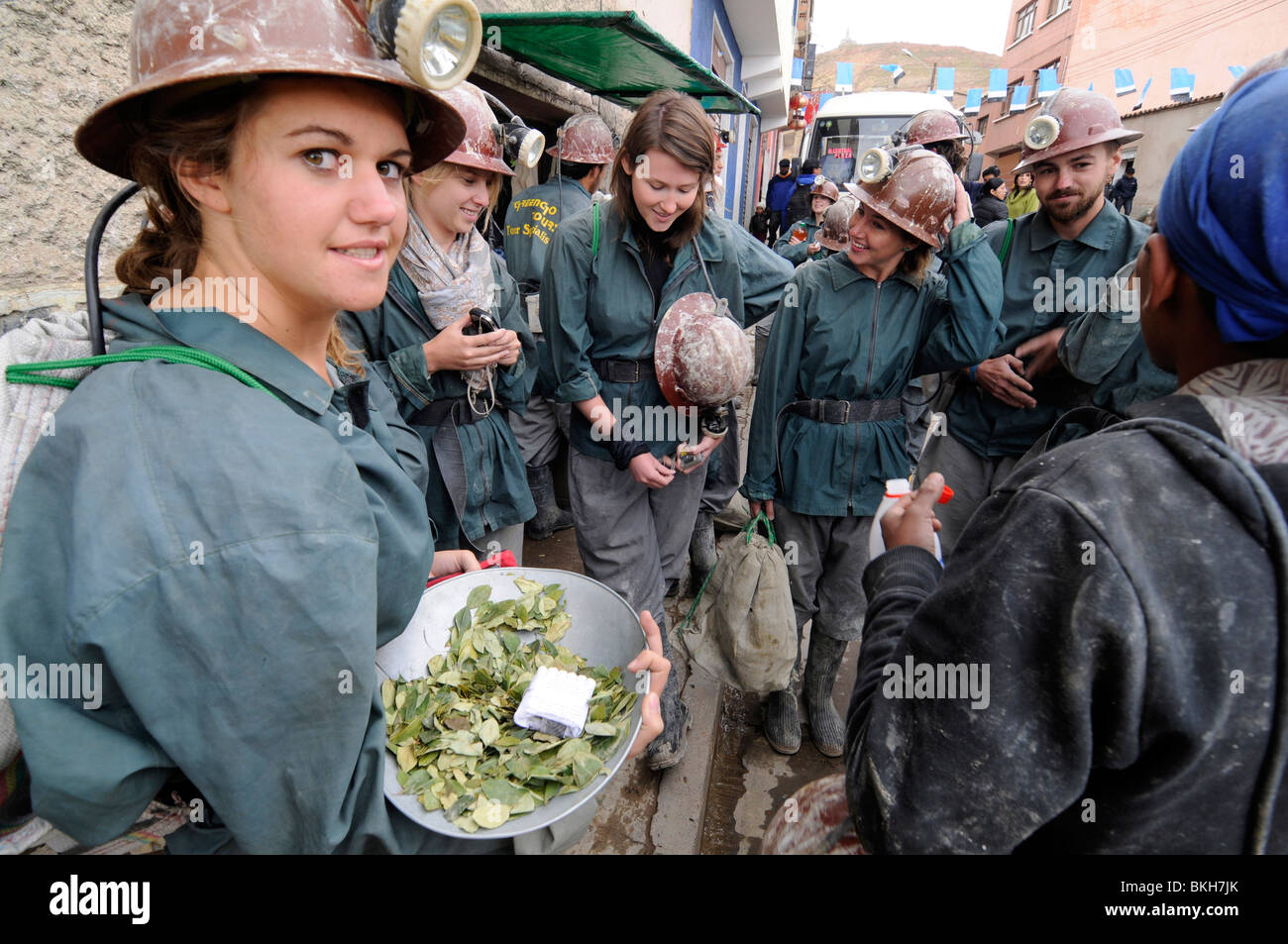 Les touristes habillés acheter des cadeaux pour les mineurs (boissons, coca) avant de visiter les mines du Cerro Rico de Potosi, Bolivie. Banque D'Images