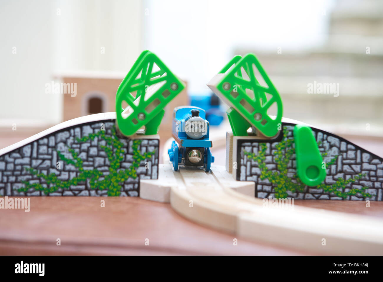 Thomas le réservoir du moteur en passant sous un pont de jouets Banque D'Images