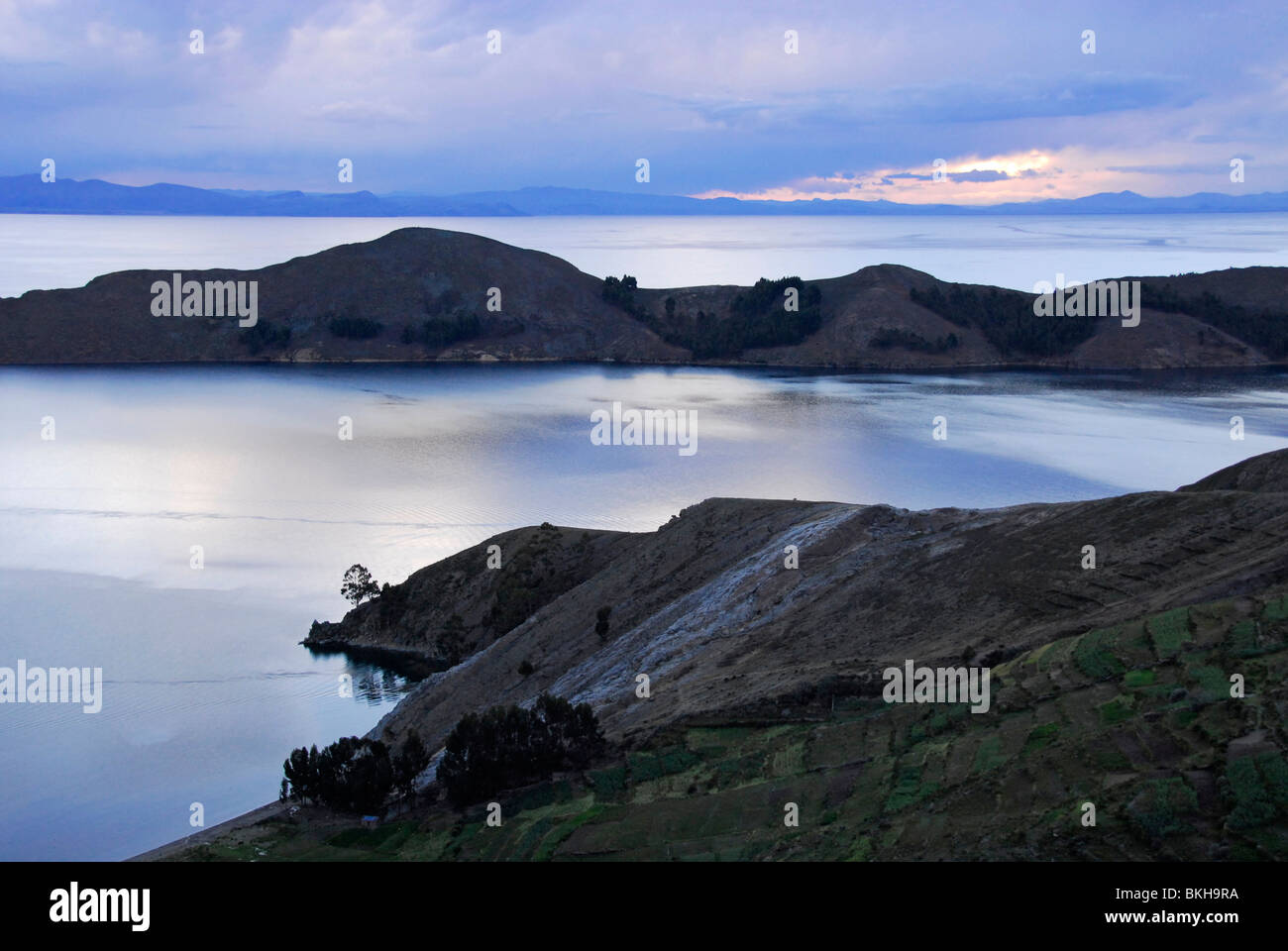 Vue de nuit sur une baie, Isla del Sol, le Lac Titicaca, Bolivie, Amérique du Sud Banque D'Images