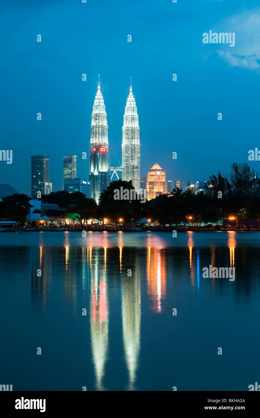 Tours Petronas de nuit reflète dans le lac Titiwangsa Banque D'Images