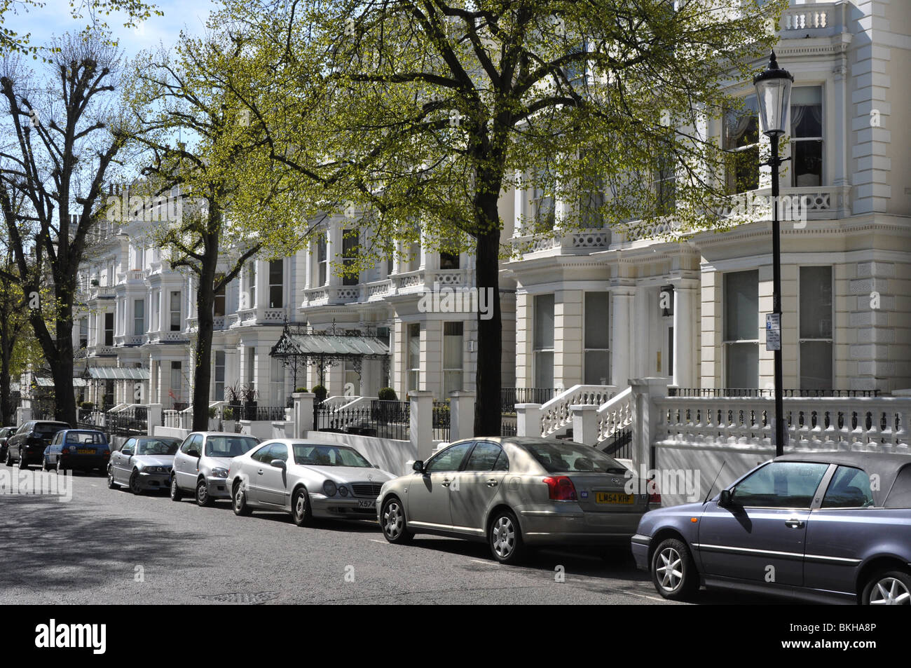 Holland Park-une rue de maisons de luxe dans la région de West London UK Banque D'Images