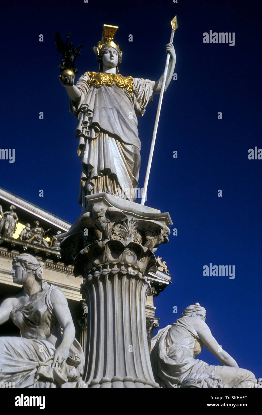 Athena Palace Palace Fontaine D Athena Deesse Grecque De La Sagesse Le Parlement De Style Renaissance Ville De Vienne Autriche Photo Stock Alamy