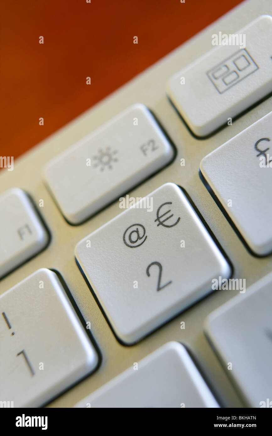 L'Euro @ touche 2 sur un clavier Mac Apple Photo Stock - Alamy