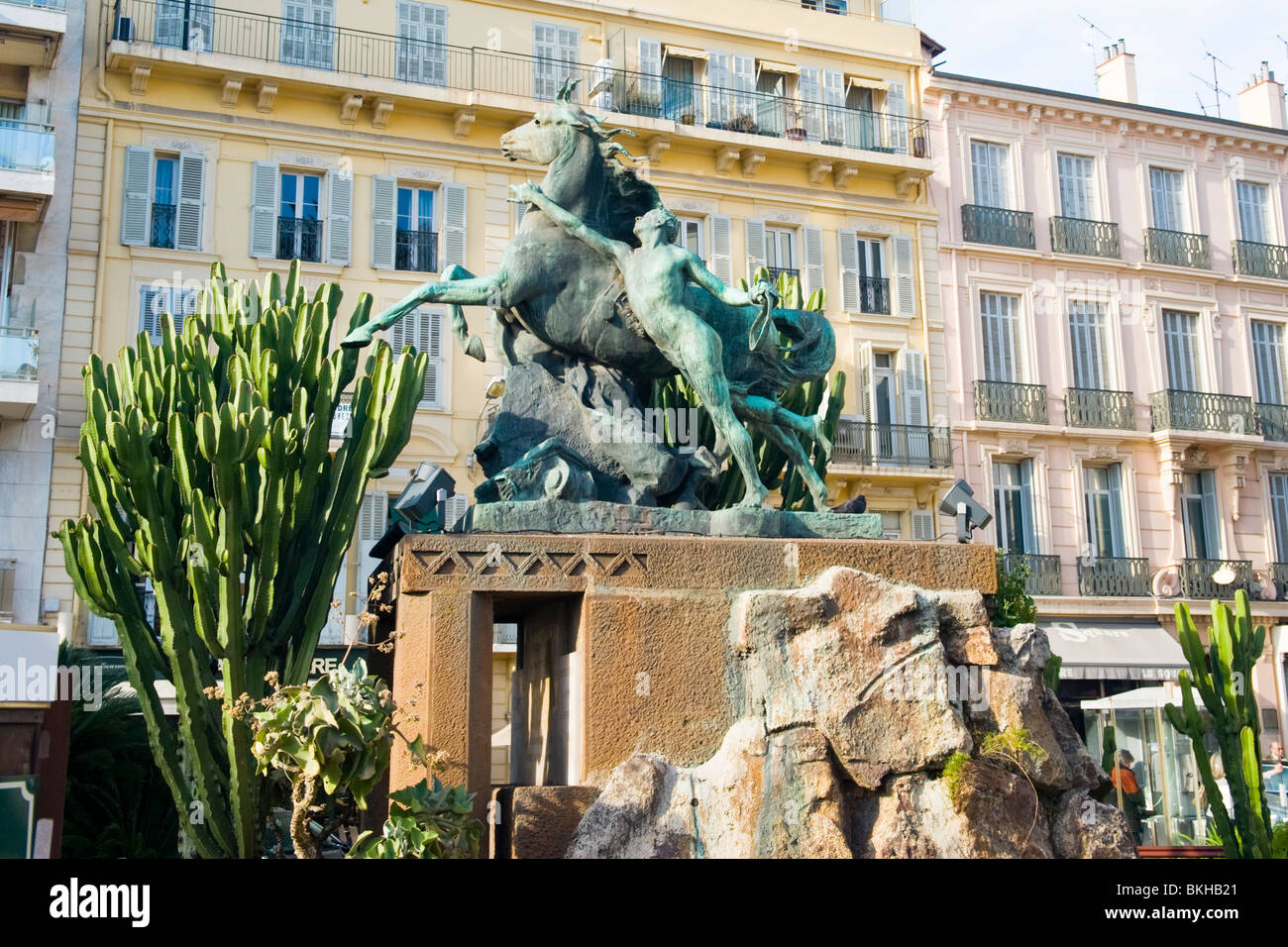 Sud De La France Cannes La Croisette Statue Sculpture Cheval Femme Plinthe Surelevee Cactus Cactus Rock Jardin Appartements Balcons Pigeon Spotlight Photo Stock Alamy
