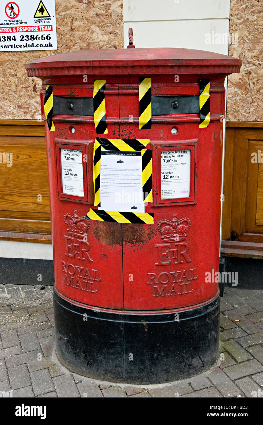 Boîte aux lettres rouge dans la région de Dudley fermée lors de l'edl manifestations en avril 2010 Banque D'Images