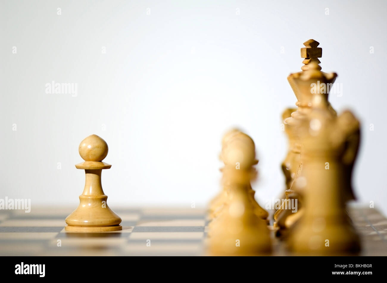 Les échecs. Aller de l'ouverture. Pièces des échecs blanc vue latérale sur  le plateau d'échec après la première mesure est faite Photo Stock - Alamy