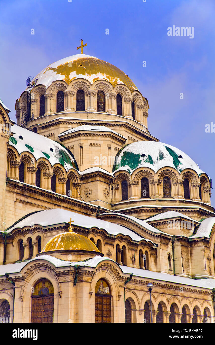 Neige sur les dômes et les croix de l'église cathédrale Alexandre Nevski Memorial à Sofia, Bulgarie Banque D'Images