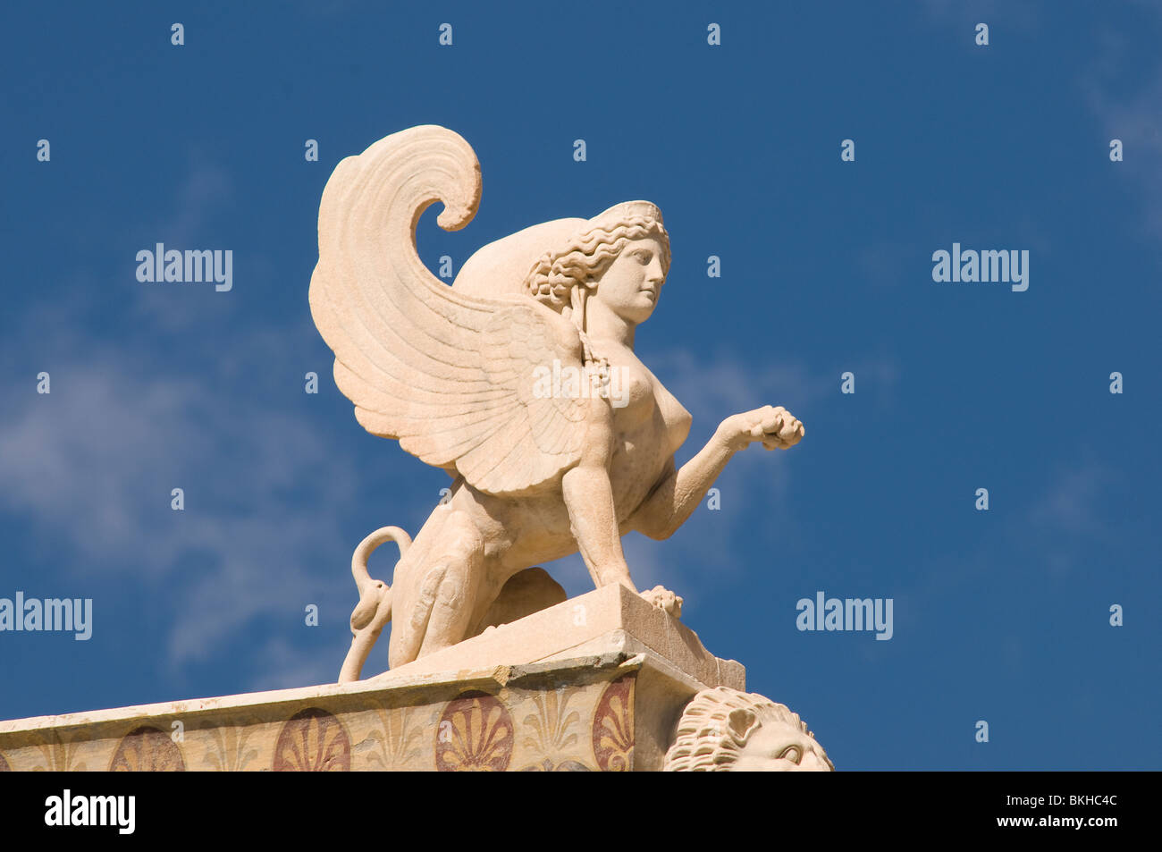 Statue en marbre d'un Sphynx grec //-sphinx sur le toit de l'Académie, Athènes, Grèce Banque D'Images