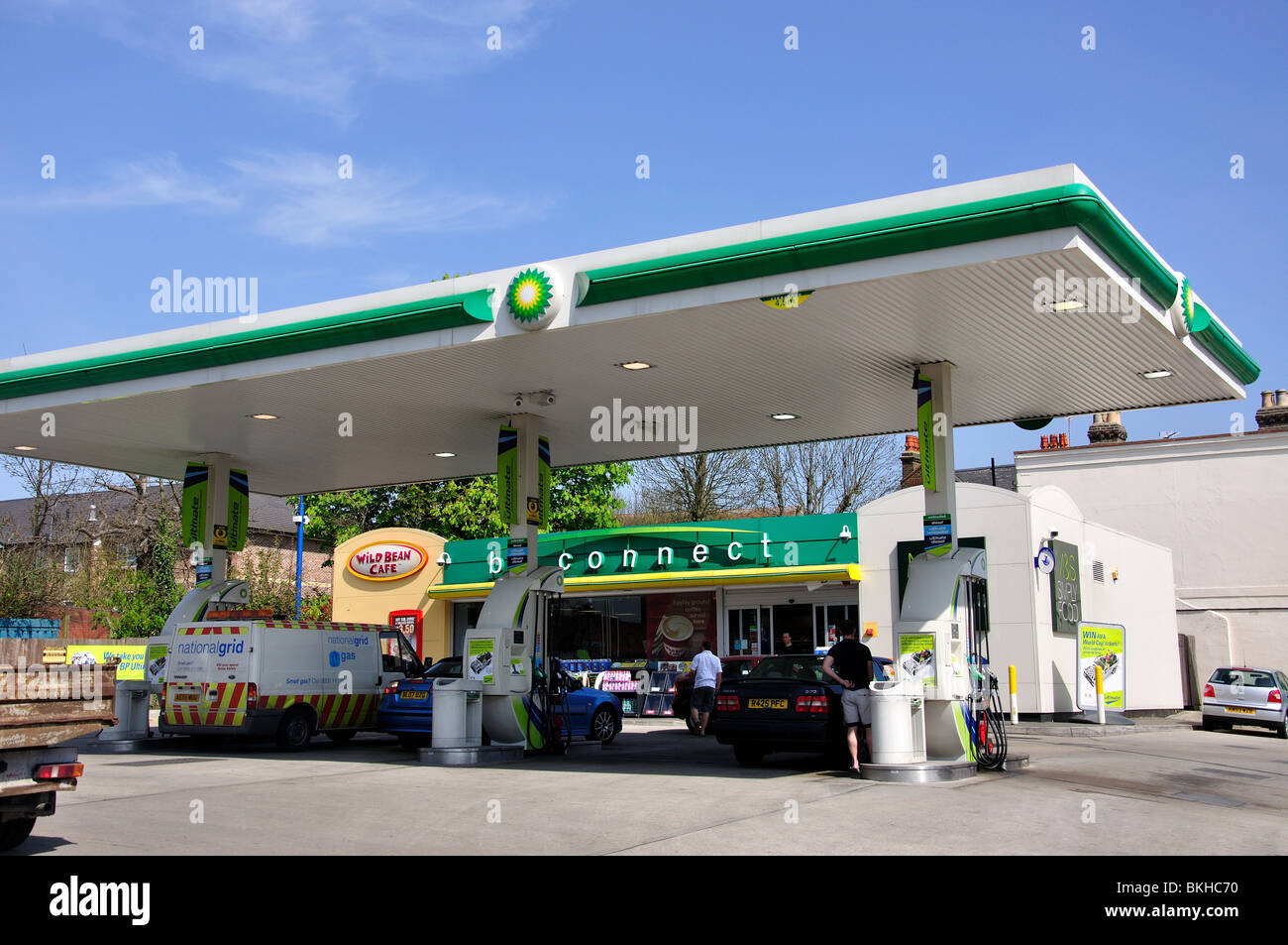 La station essence BP Connect, High Street, Potters Bar, Hertfordshire, Angleterre, Royaume-Uni Banque D'Images
