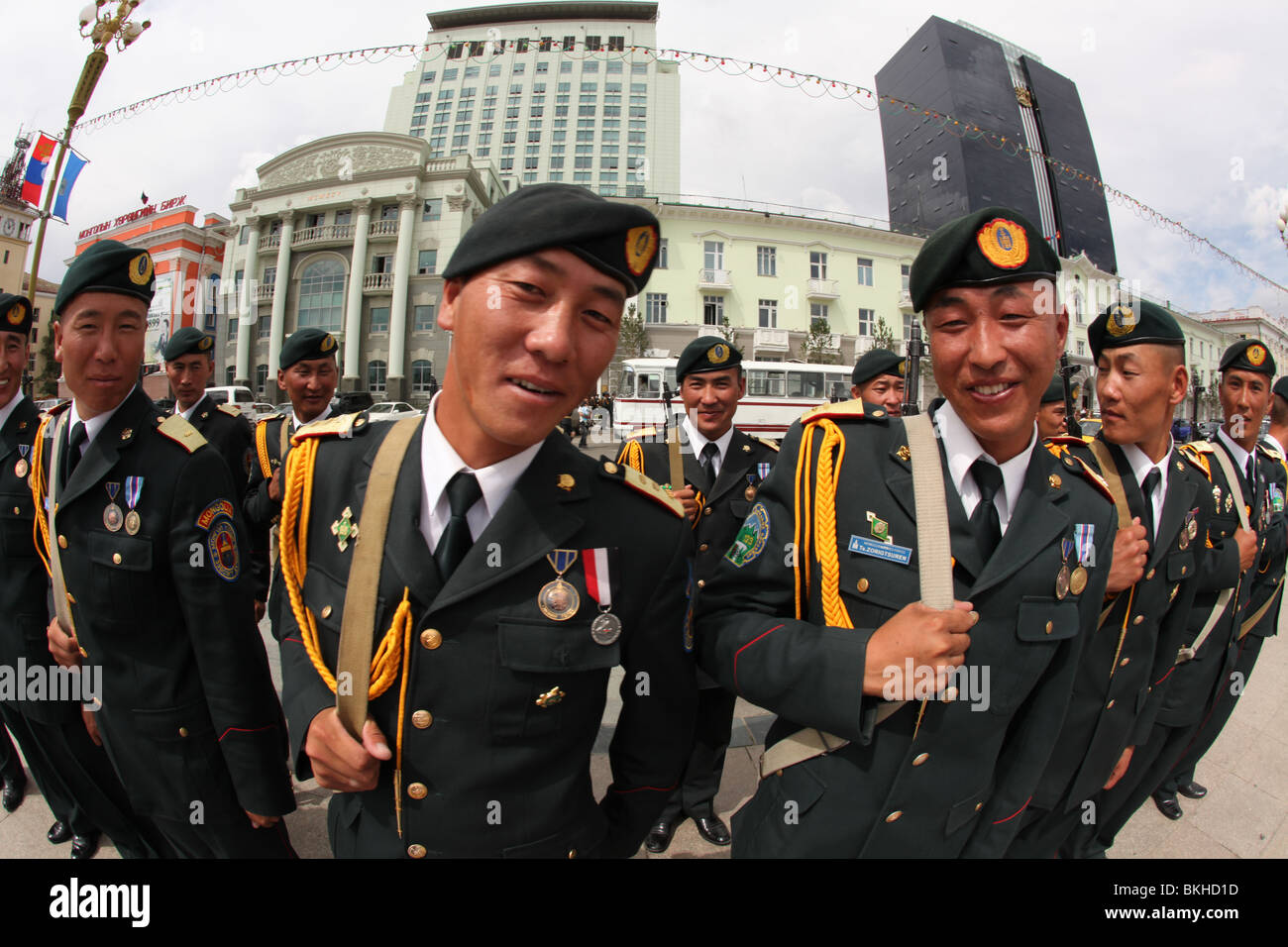 Les soldats mongols prêt à commencer la parade pour cérémonies d'ouverture du Naadam national des jeux Banque D'Images