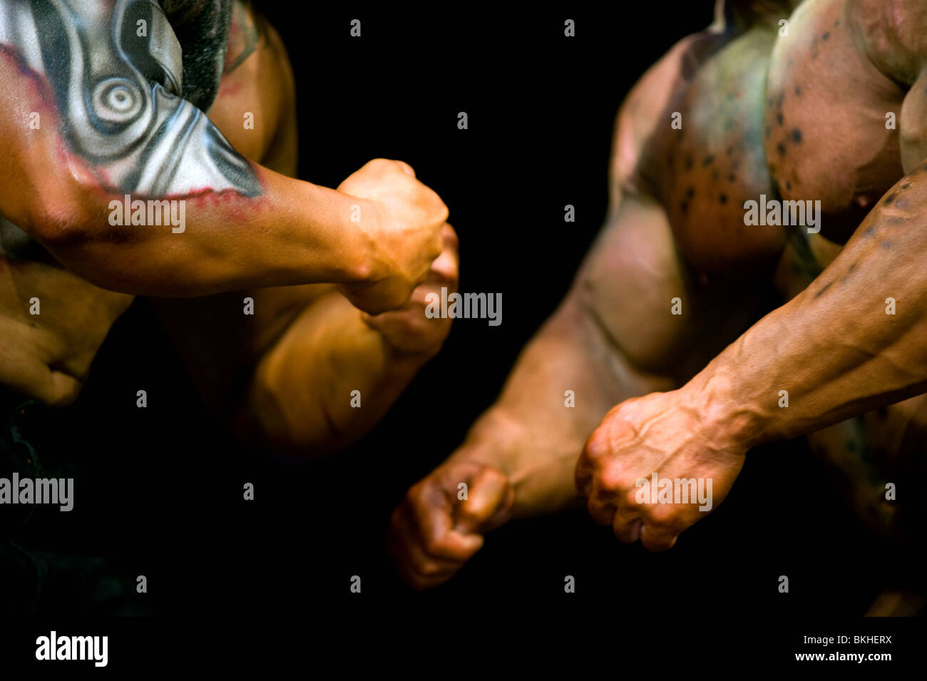 Détail de deux hommes bodybuilders avec bodypainting durant la foire de fitness FIBO Power à Essen, Allemagne. Banque D'Images