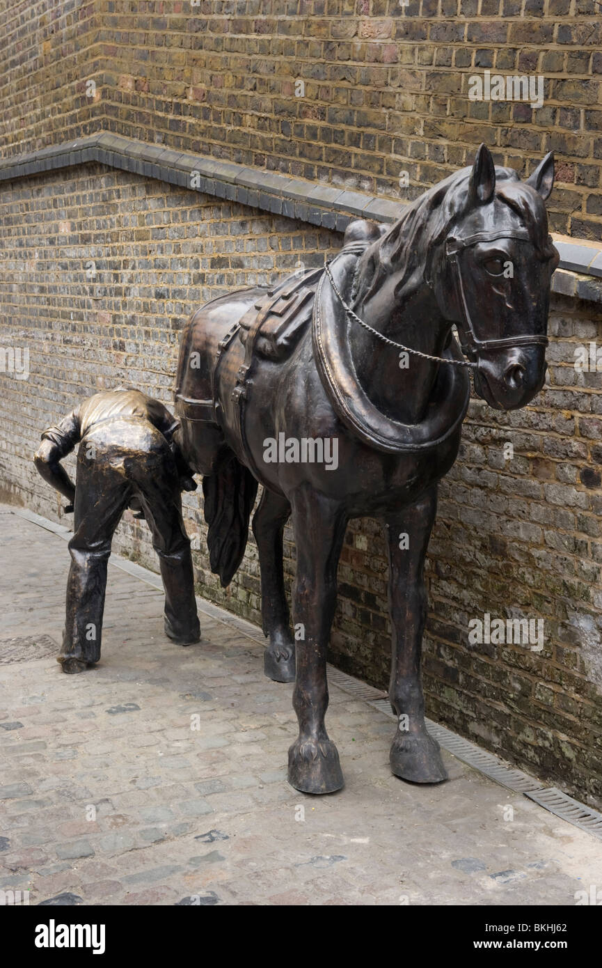 Une statue de bronze représentant un homme en train de ferrer un Shire Horse dans le cheval d'équitation Hôpital marché. Banque D'Images
