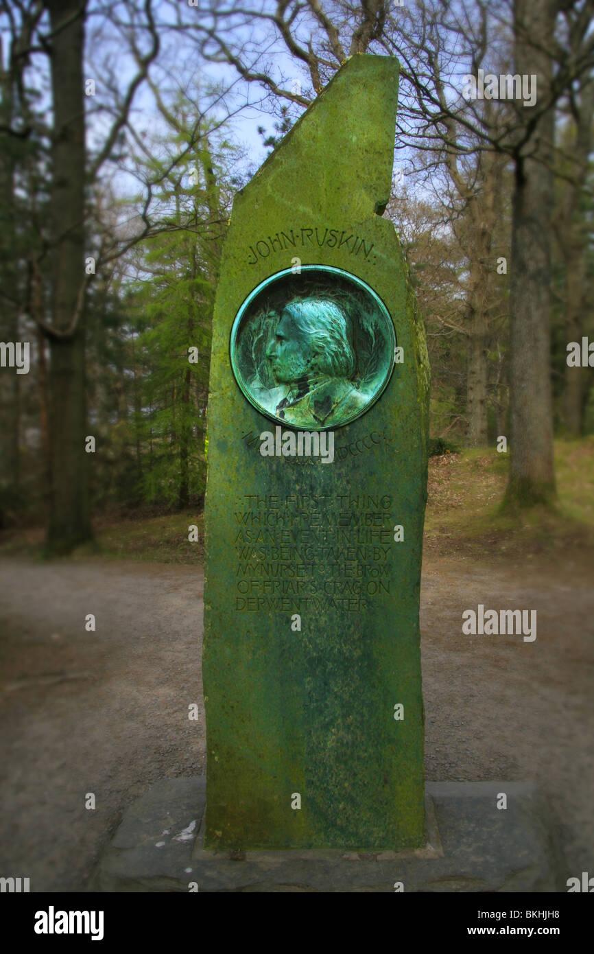 John Ruskin Monument sur Frier Crag Derwent Water Banque D'Images