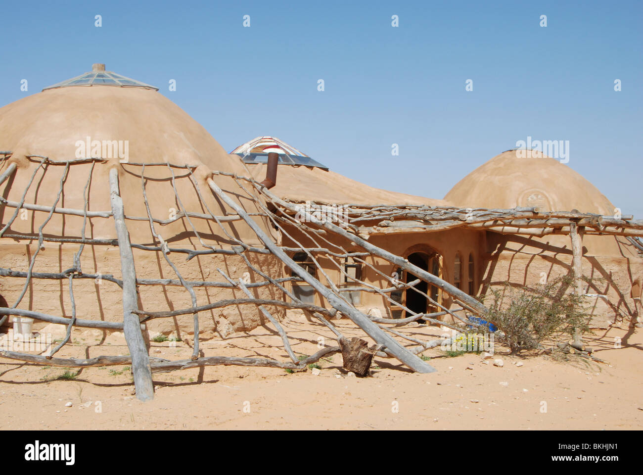 Israël, désert du Néguev, de l'extérieur une maison écologique construite à partir de matériaux réutilisés et boue Banque D'Images