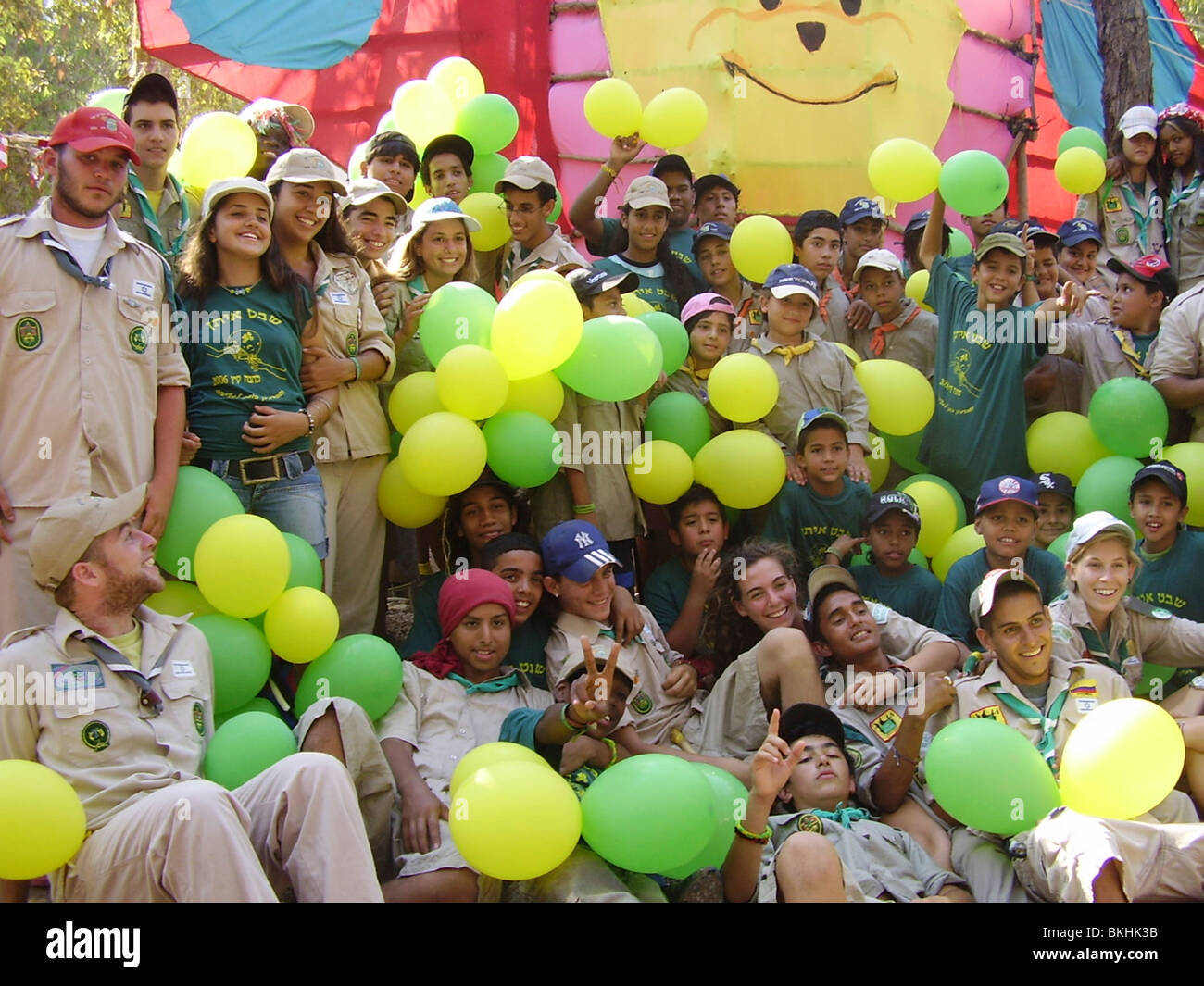 Israël, Tel Aviv, Quartier Shapira, les enfants de travailleurs immigrés et enfants israéliens dans le mouvement de jeunesse Les Scouts Banque D'Images