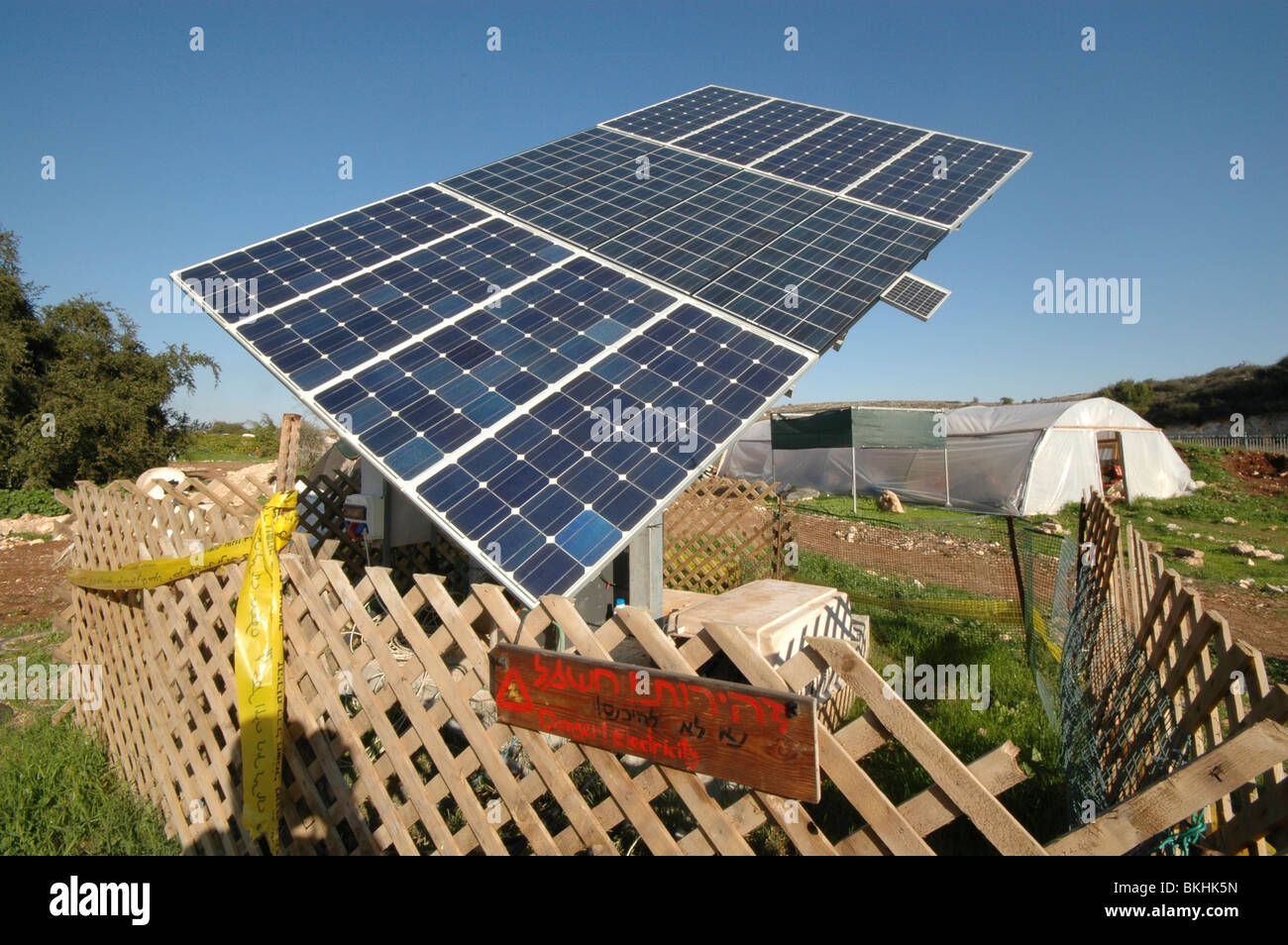 Israël, ferme écologique, tous les capteurs solaires sur la ferme de l'électricité est fournie par des panneaux solaires Banque D'Images