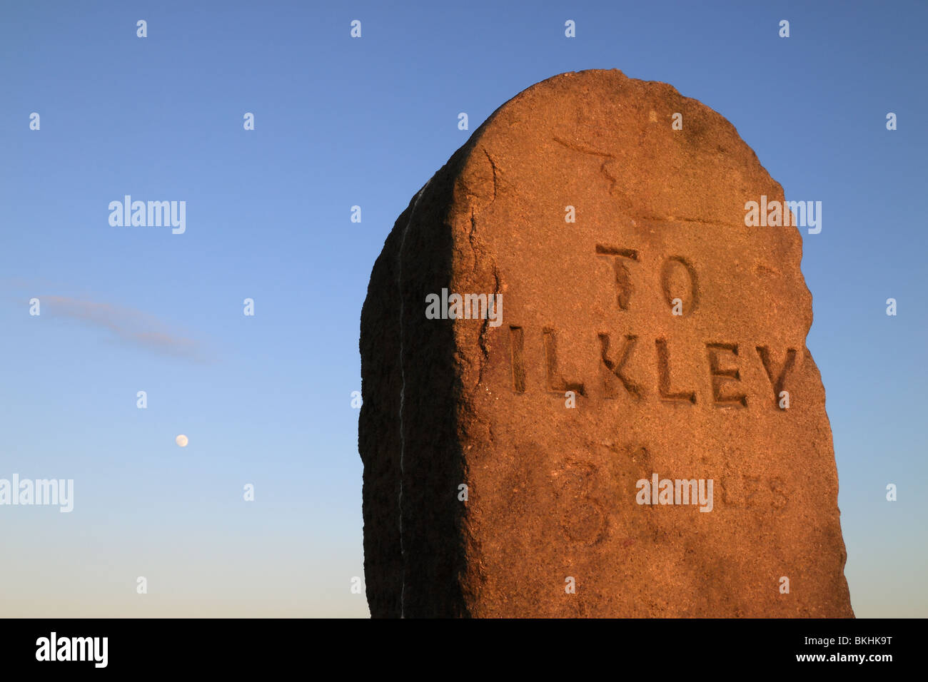 La lune se lève sur un panneau en pierre ou jalon sur 'Rombolds» ou Ilkley Moor, dans le West Yorkshire, Angleterre, Royaume-Uni Banque D'Images