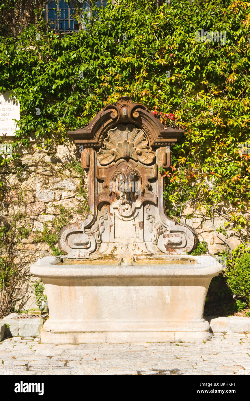 Mougins , Province , metal traditionnel typique de la tête de lion fontaine centre village Banque D'Images