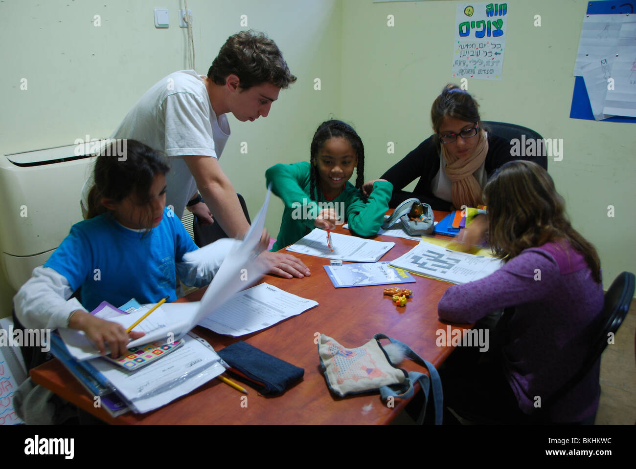 Israël, Tel Aviv, Quartier Shapira, un centre d'apprentissage où les jeunes Israéliens se portent volontaires pour aider les enfants du travailleur Banque D'Images