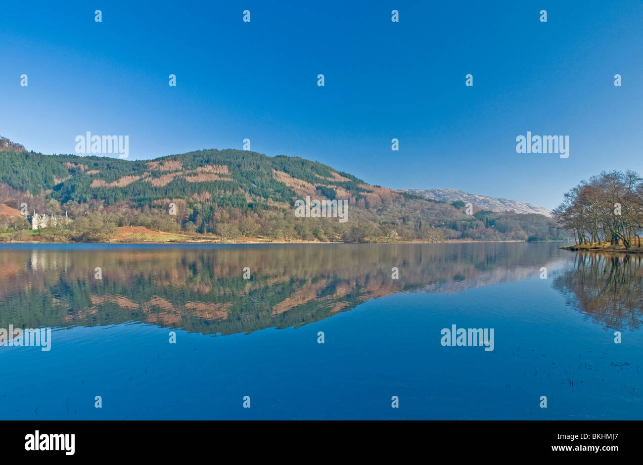 Réflexions sur le Loch Achray Trossachs du Duke's Pass nr Stirling en Écosse du District d'Aberfoyle Banque D'Images