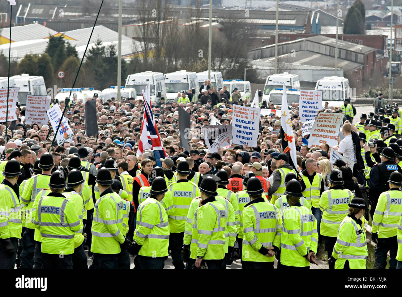 La Ligue de défense anglaise aile droite protester une nouvelle fois mosquée de dudley mars 2010 Banque D'Images