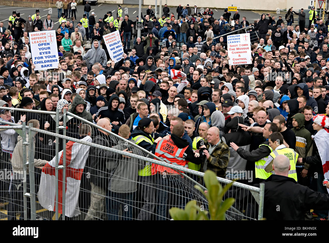 La Ligue de défense anglaise aile droite protester une nouvelle fois mosquée de dudley mars 2010 Banque D'Images