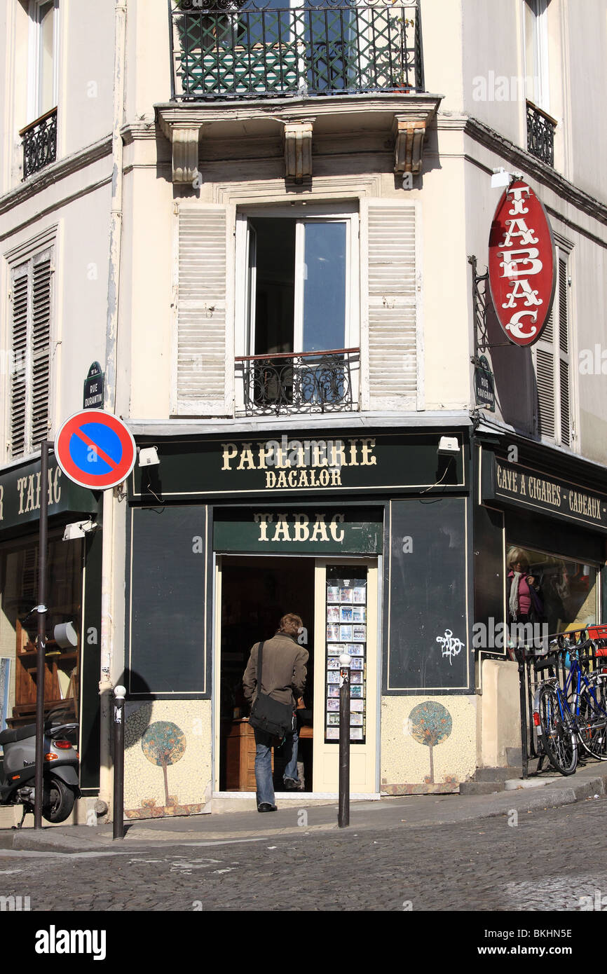 Homme entrant dans un magasin de Tabac à Paris Banque D'Images