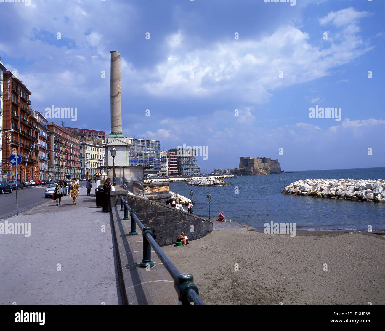 Plage de Santa Lucia et Castel Nuovo sur le front de mer, Naples, Campanie, Italie Banque D'Images