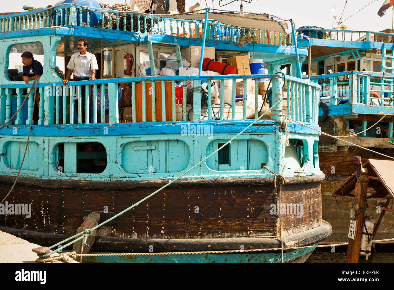 Bateaux traditionnels arabes ou les dhows amarré le long de la Crique de Dubaï à Deira, Vieux Dubai, Émirats arabes unis, ÉMIRATS ARABES UNIS Banque D'Images