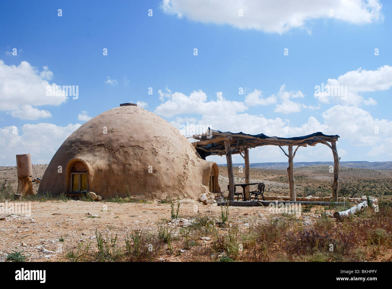 Israël, désert du Néguev, de l'extérieur une maison écologique construite à partir de matériaux réutilisés et boue Banque D'Images
