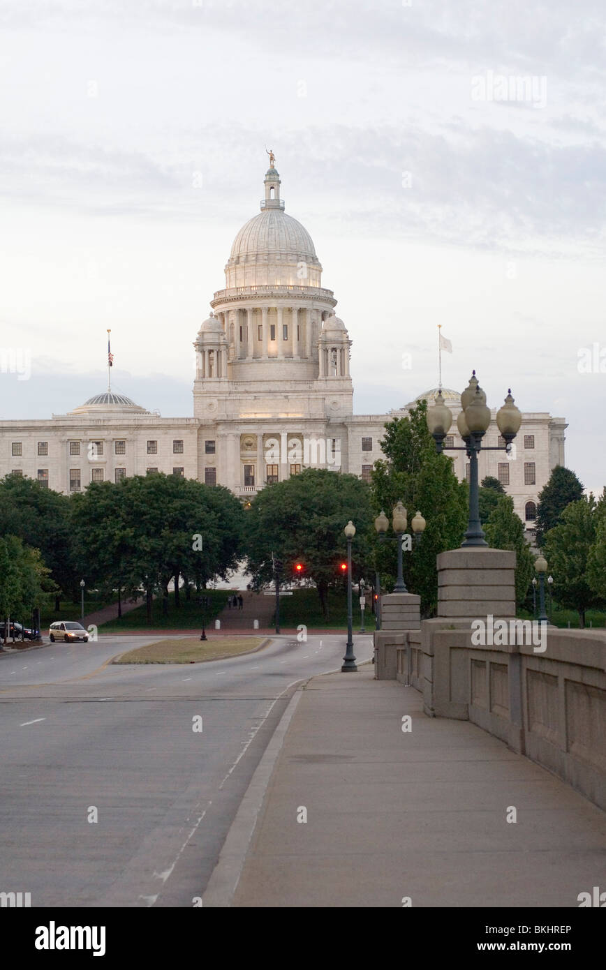 En regardant vers la capitale de l'état des capacités à Providence, Rhode Island Banque D'Images En regardant vers la capitale de l'état des capacités à Providence, Rhode Island Banque D'Images