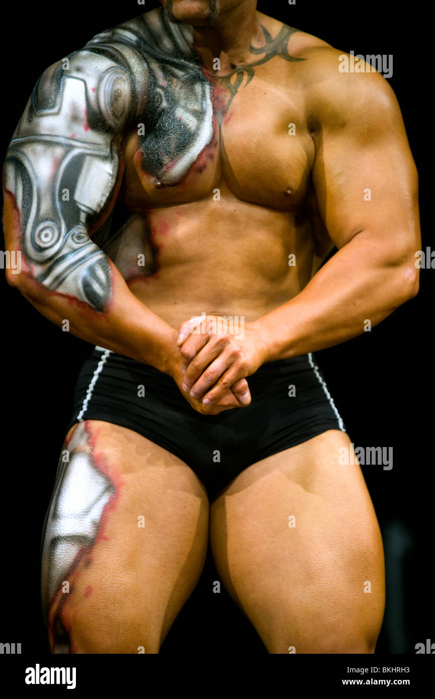Détail d'un male bodybuilder avec bodypainting durant la foire de fitness FIBO Power à Essen, Allemagne. Banque D'Images