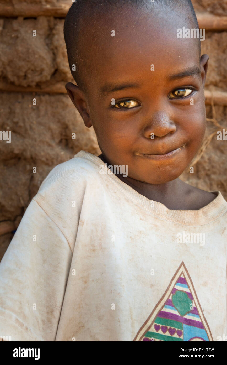 Jeune fille africaine au sein de la compagnie a smile Banque D'Images