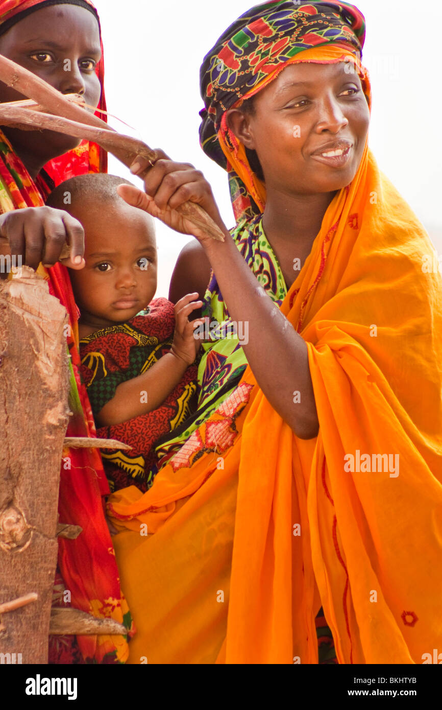 Les femmes musulmanes d'Afrique avec un enfant dans les vêtements lumineux Banque D'Images