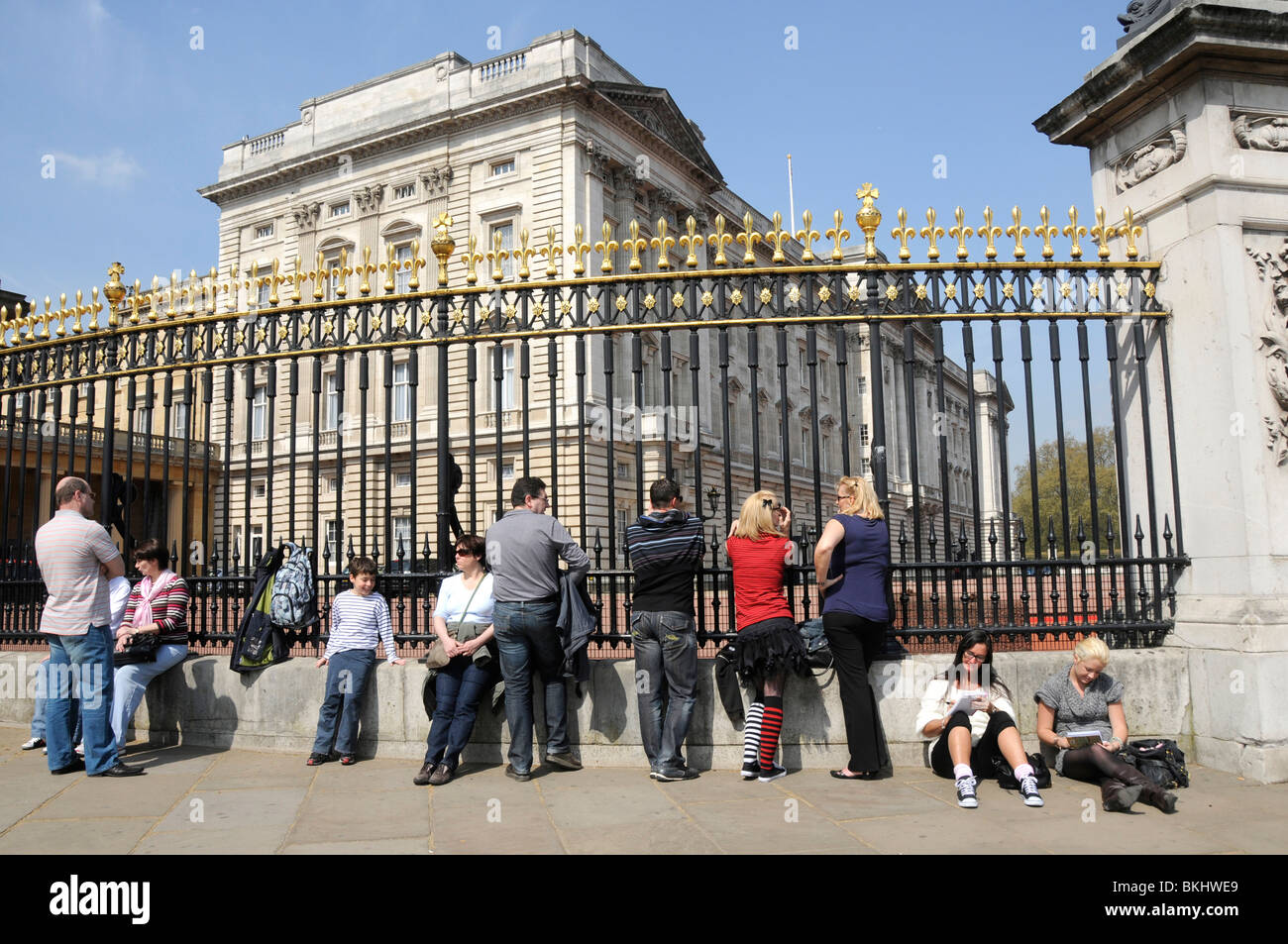 Les touristes du Royaume-Uni à l'extérieur de Buckingham Palace À LONDRES Banque D'Images