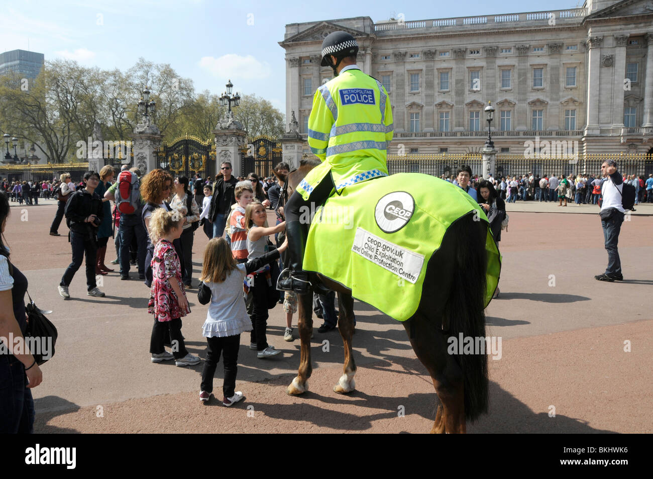 Les touristes du Royaume-Uni à l'extérieur de Buckingham Palace À LONDRES Banque D'Images